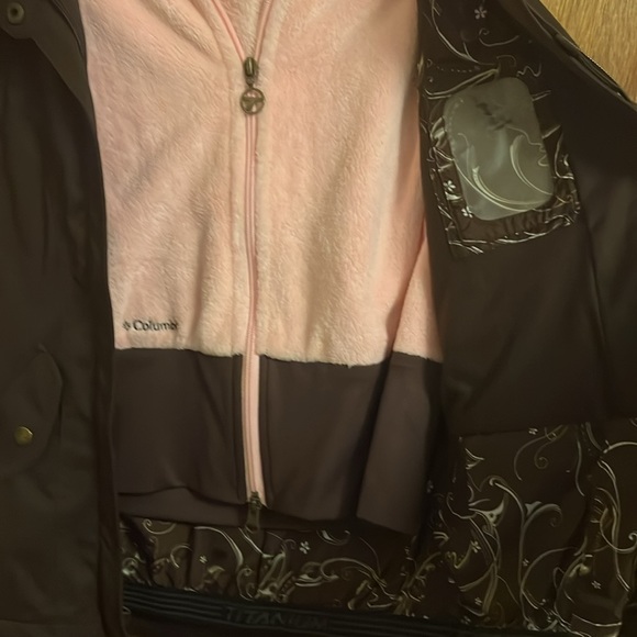 Woman’s Columbia Winter Jacket - Picture 8 of 8